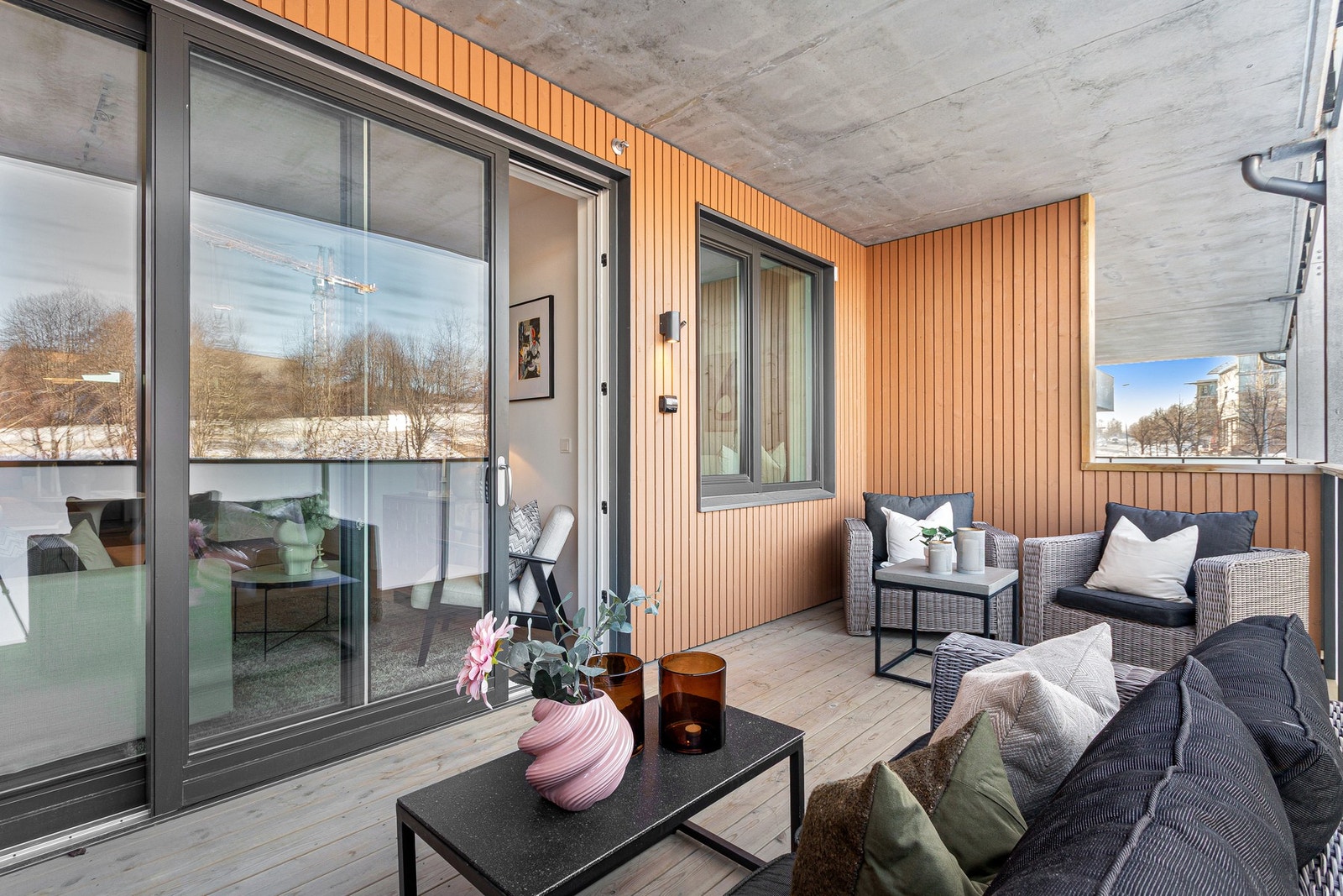 Her får du en stor balkong på 12,3 kvm med gode møbleringsmuligheter. Galleribilde