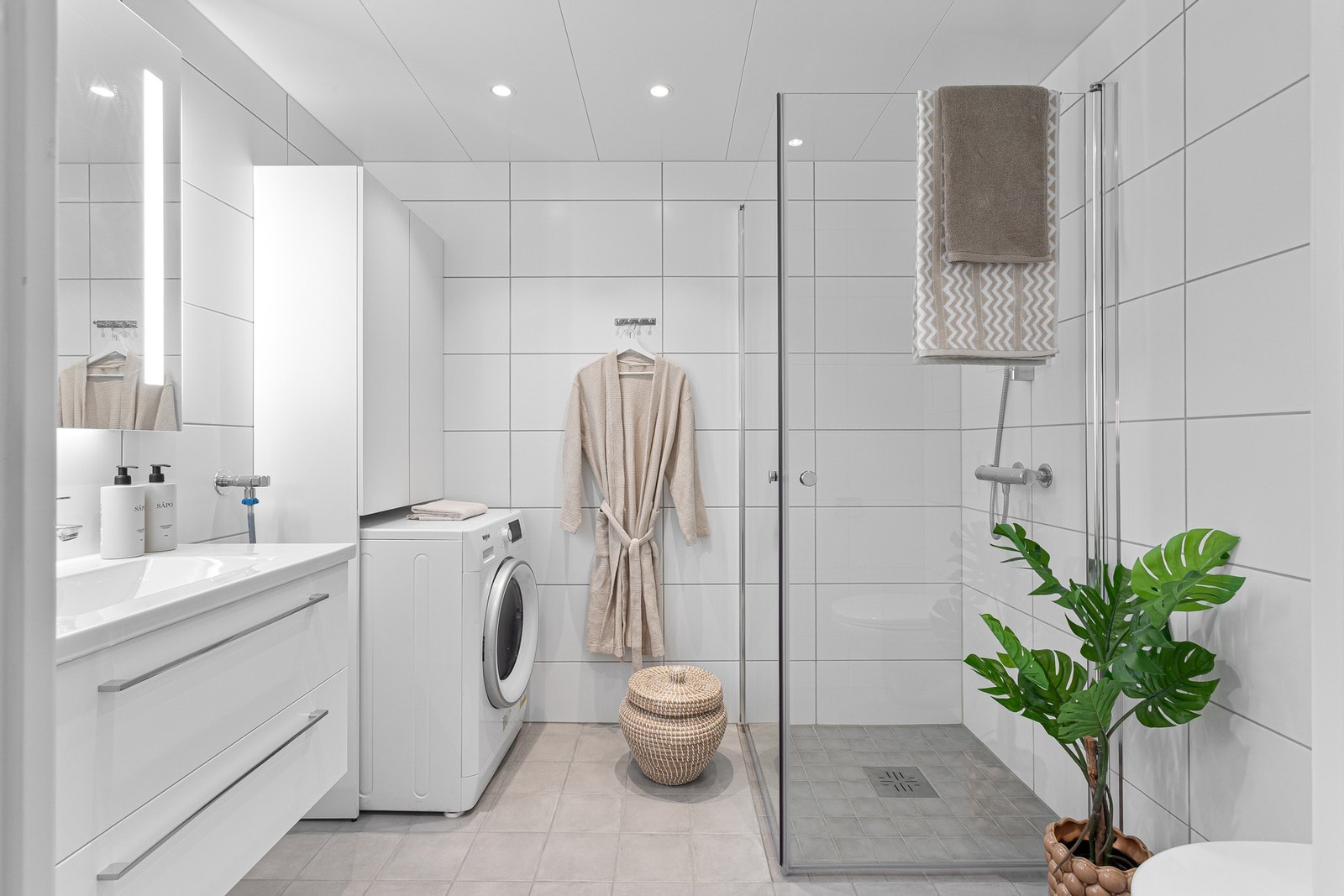 Stort baderom fra 2024 med opplegg for vaskemaskin. Galleribilde