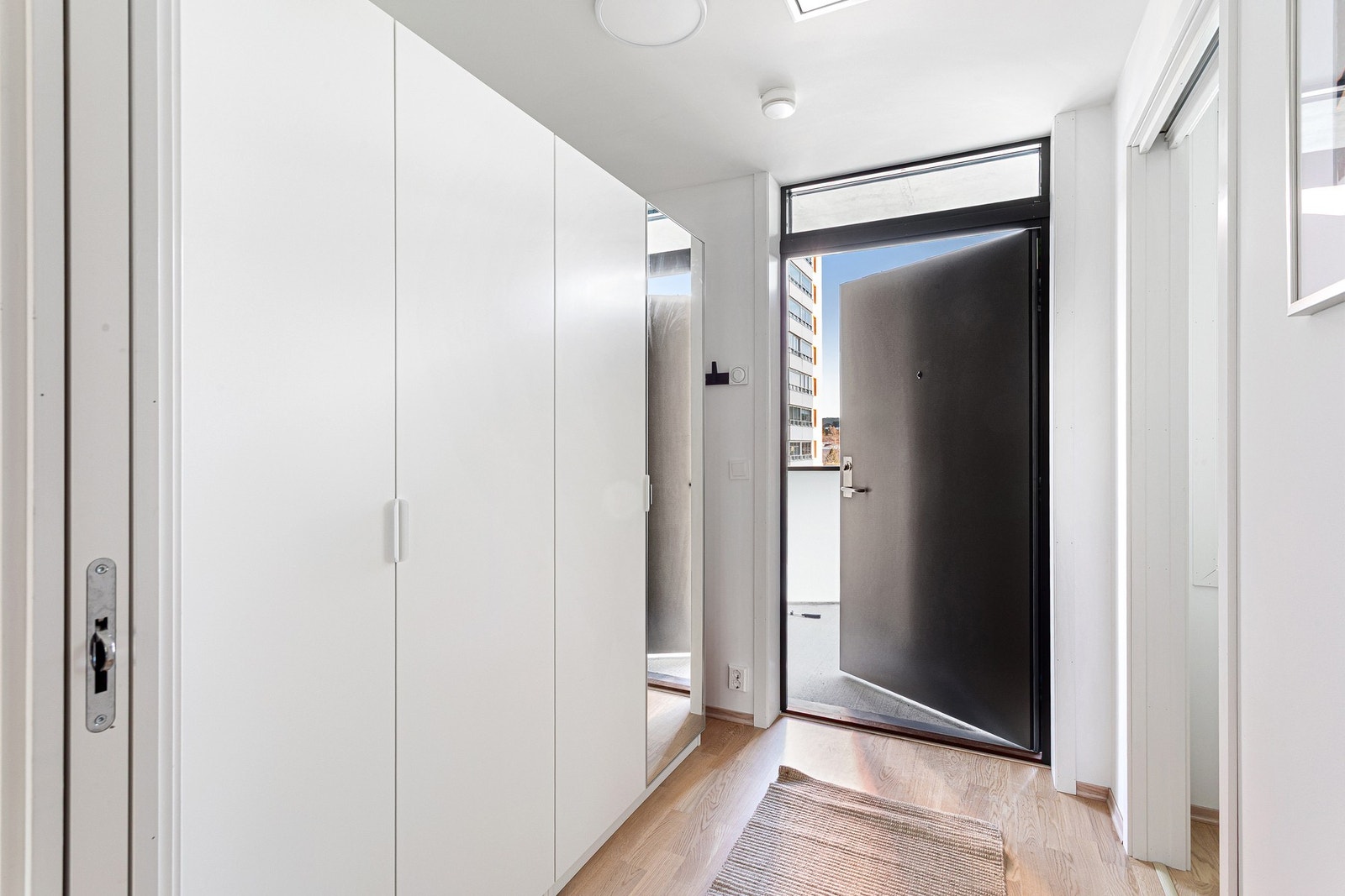 En flott entre med gode oppbevaringsmuligheter. Galleribilde