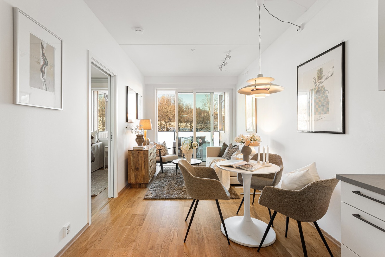 Man har plass til en hyggelig spiseplass som ligger naturlig til ved kjøkkenet. Galleribilde