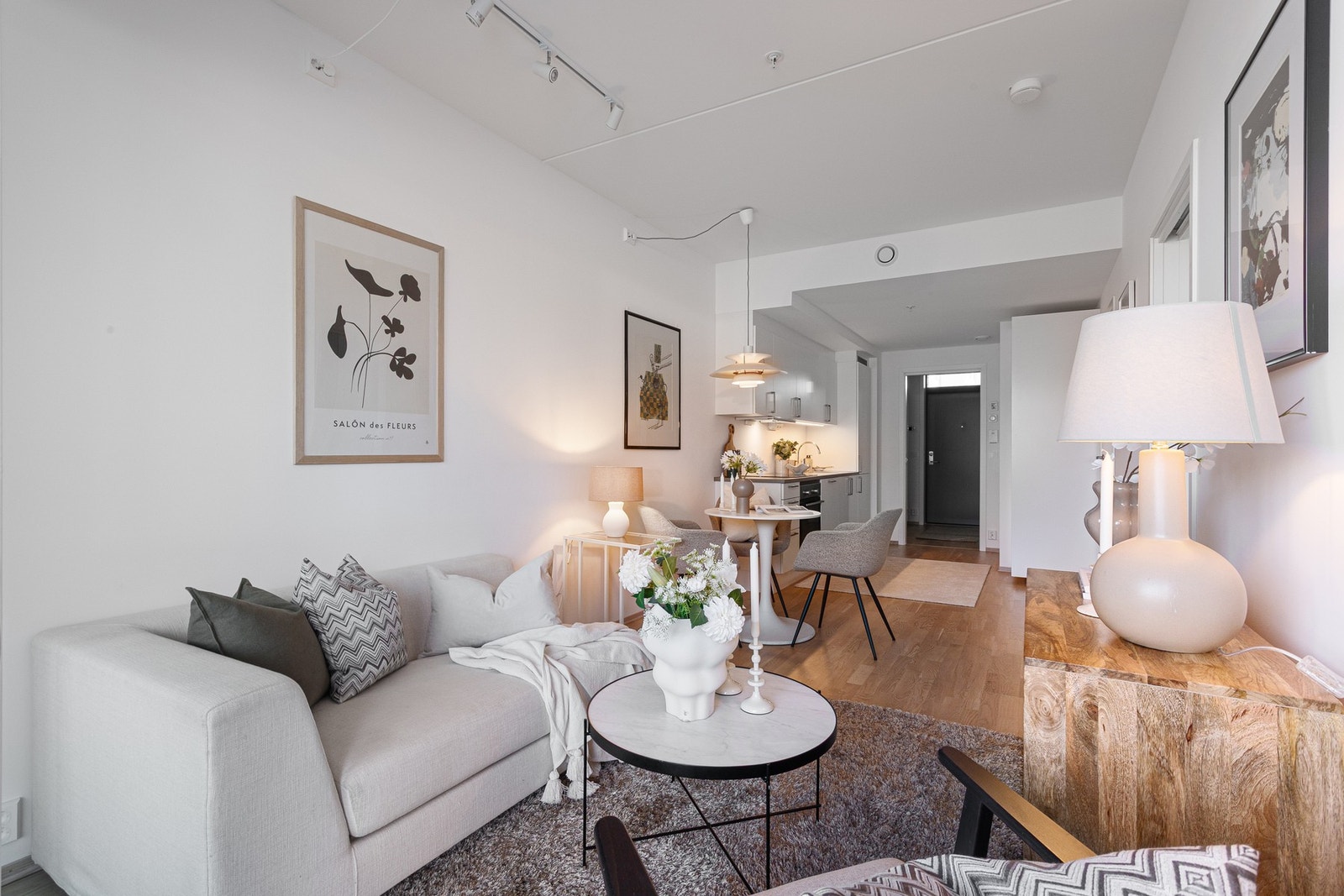 Lys og innbydende stue med vinduer som slipper inn rikelig med naturlig lys. Galleribilde