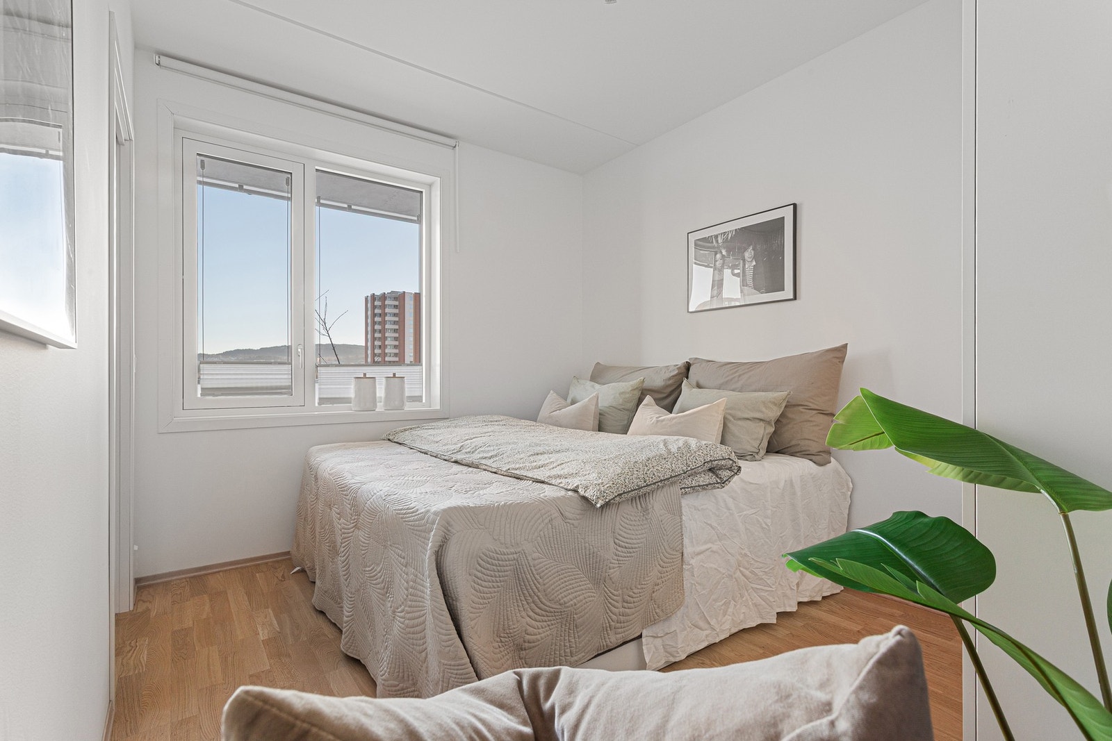 Soverommet har god plass til en stor seng og garderobeløsning. Galleribilde