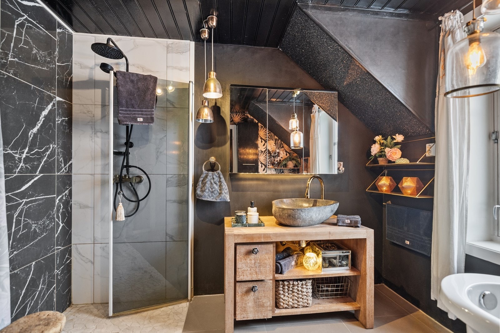 Rommet er innredet med dusjhjørne, servant med skapinnredning som gir god oppbevaringsplass, badekar for avslappende stunder og vegghengt toalett. Galleribilde