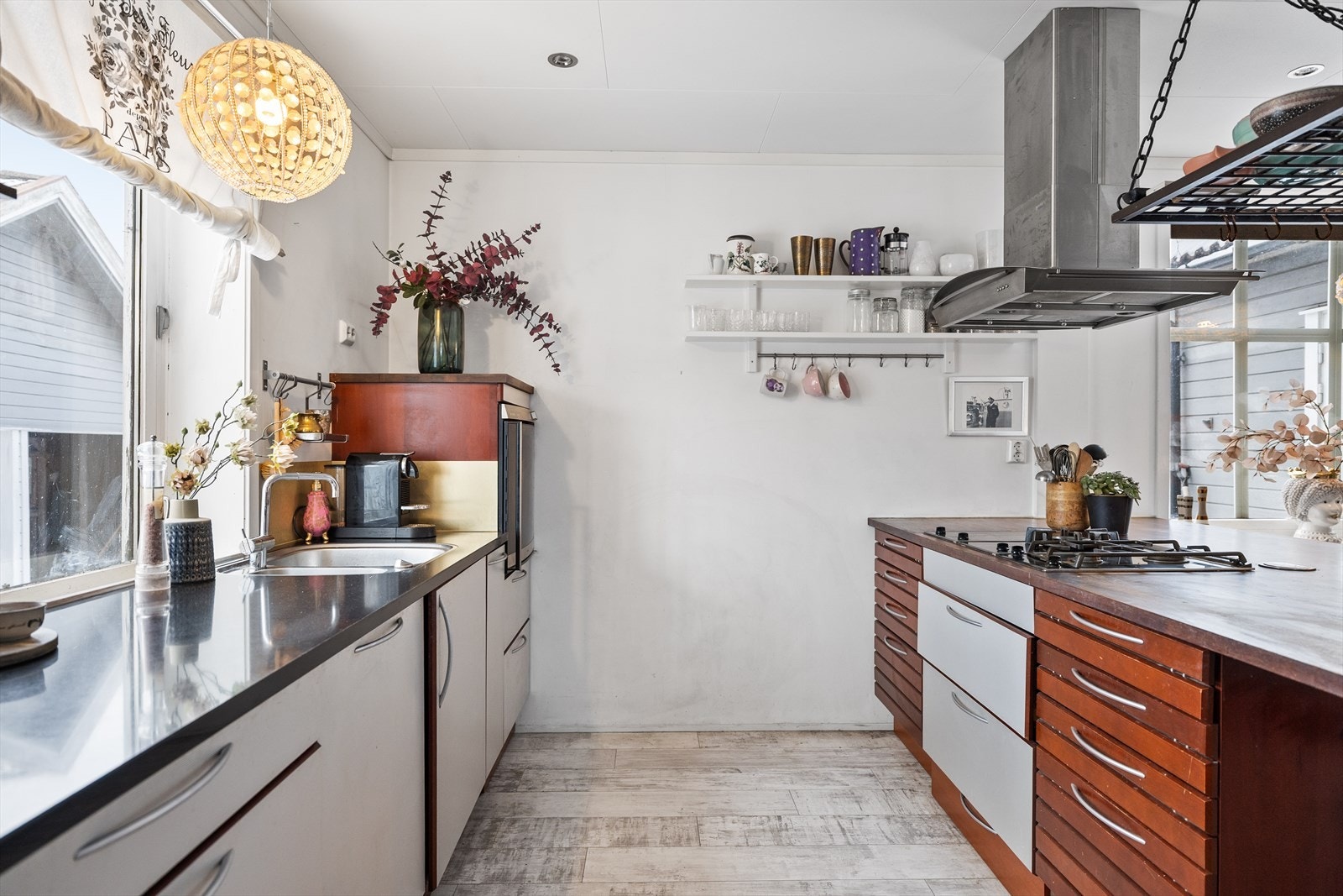 Kjøkkeninnredningen fremstår lys og pen, med et tidløst uttrykk. Her får du et kjøkken som både er funksjonelt og pent - et naturlig samlingspunkt i boligen. Galleribilde