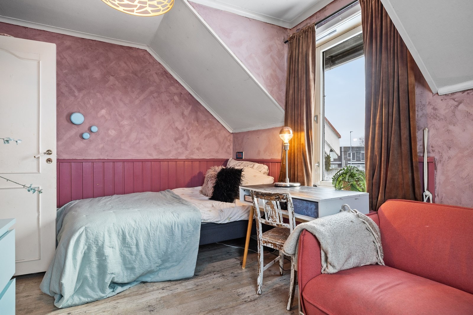 Rommene gir fleksible muligheter enten man ønsker barnerom, gjesterom eller hjemmekontor. Galleribilde