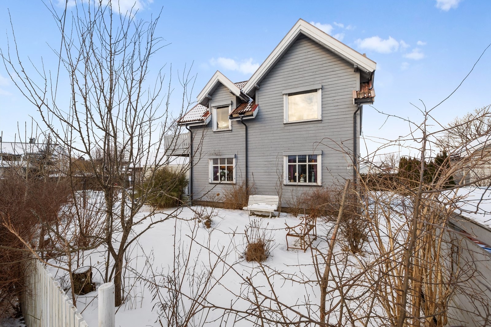 Tomten er solrik og pent opparbeidet, med gode uteområder som innbyr til både lek og avslapning. Her kan barna boltre seg fritt på plenen, mens de voksne nyter rolige stunder i solen. Galleribilde