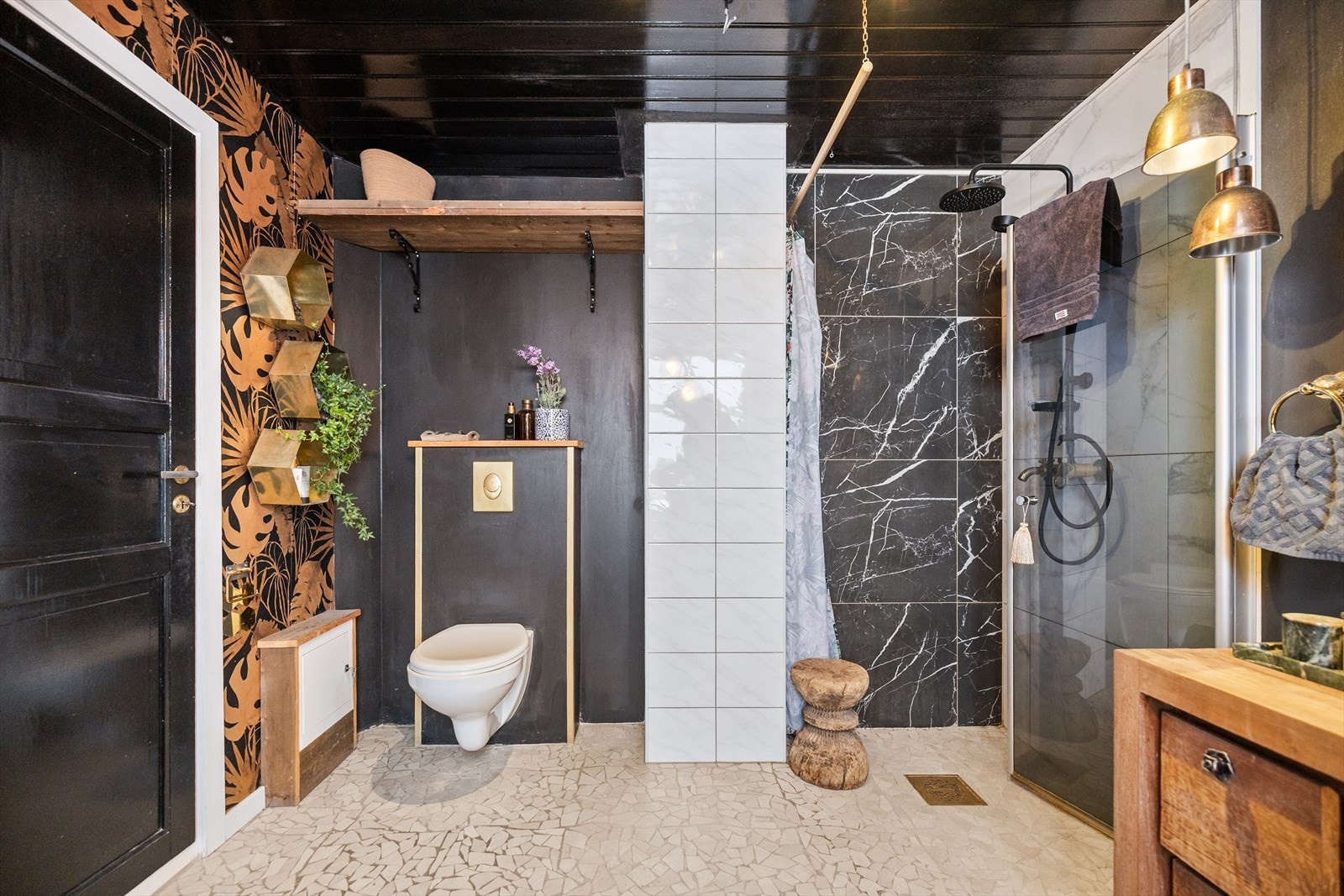 Et innholdsrikt bad med både komfort og funksjonalitet. Galleribilde