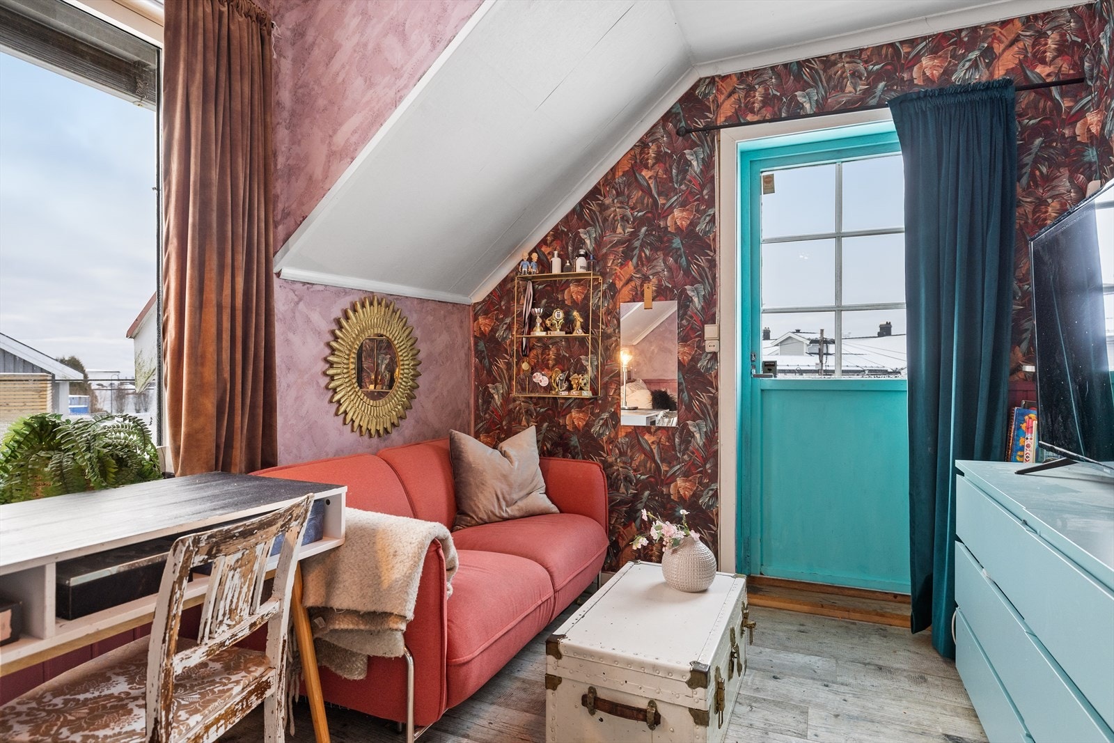 Fra rommet er det direkte utgang til en solrik balkong, hvor morgenkaffen kan nytes i fredelige omgivelser. En flott kombinasjon av komfort, privatliv og fine lysforhold. Galleribilde