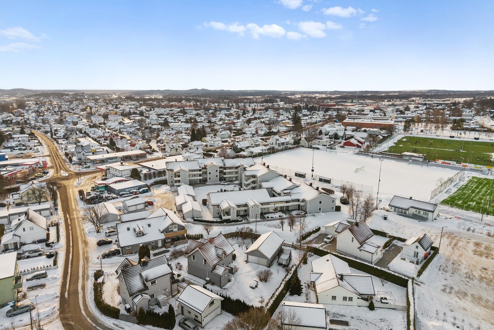 Her bor du i et fredelig og barnevennlig nabolag, samtidig som du har alt familien trenger innen kort rekkevidde. En perfekt ramme for en aktiv og komfortabel hverdag. Galleribilde