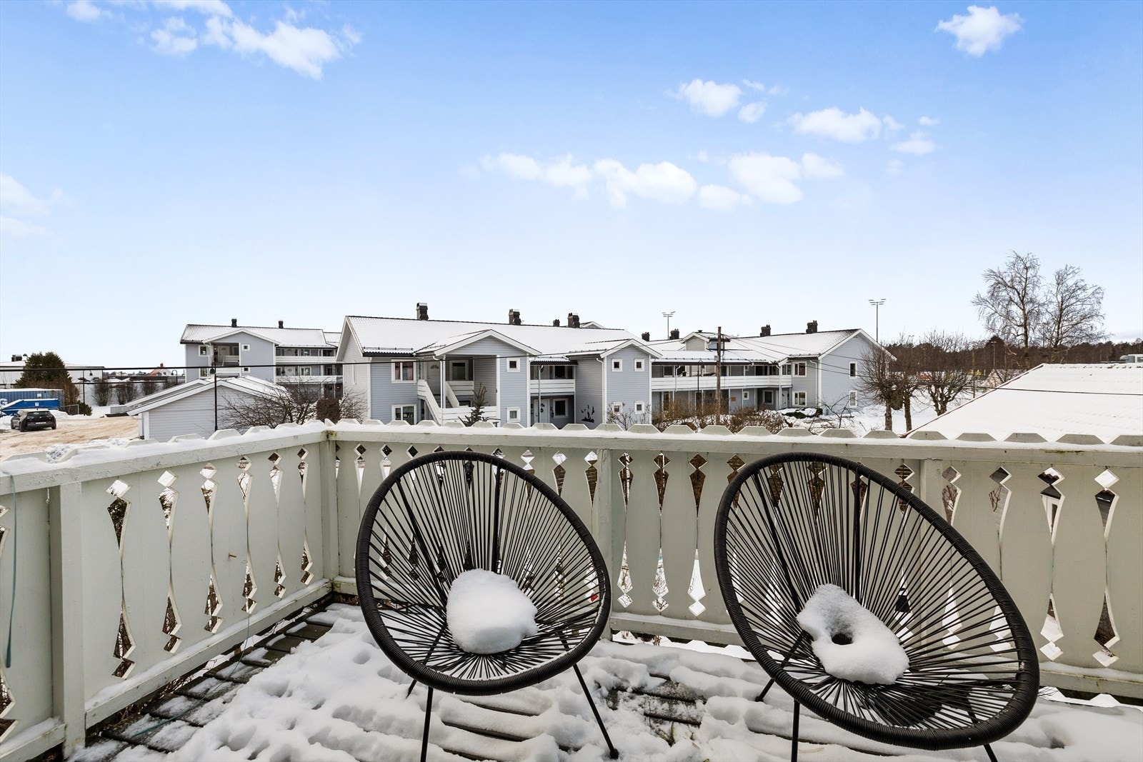 Balkongen byr på god plass til utemøbler, og her kan du virkelig nyte både utsyn og solrike dager. Galleribilde