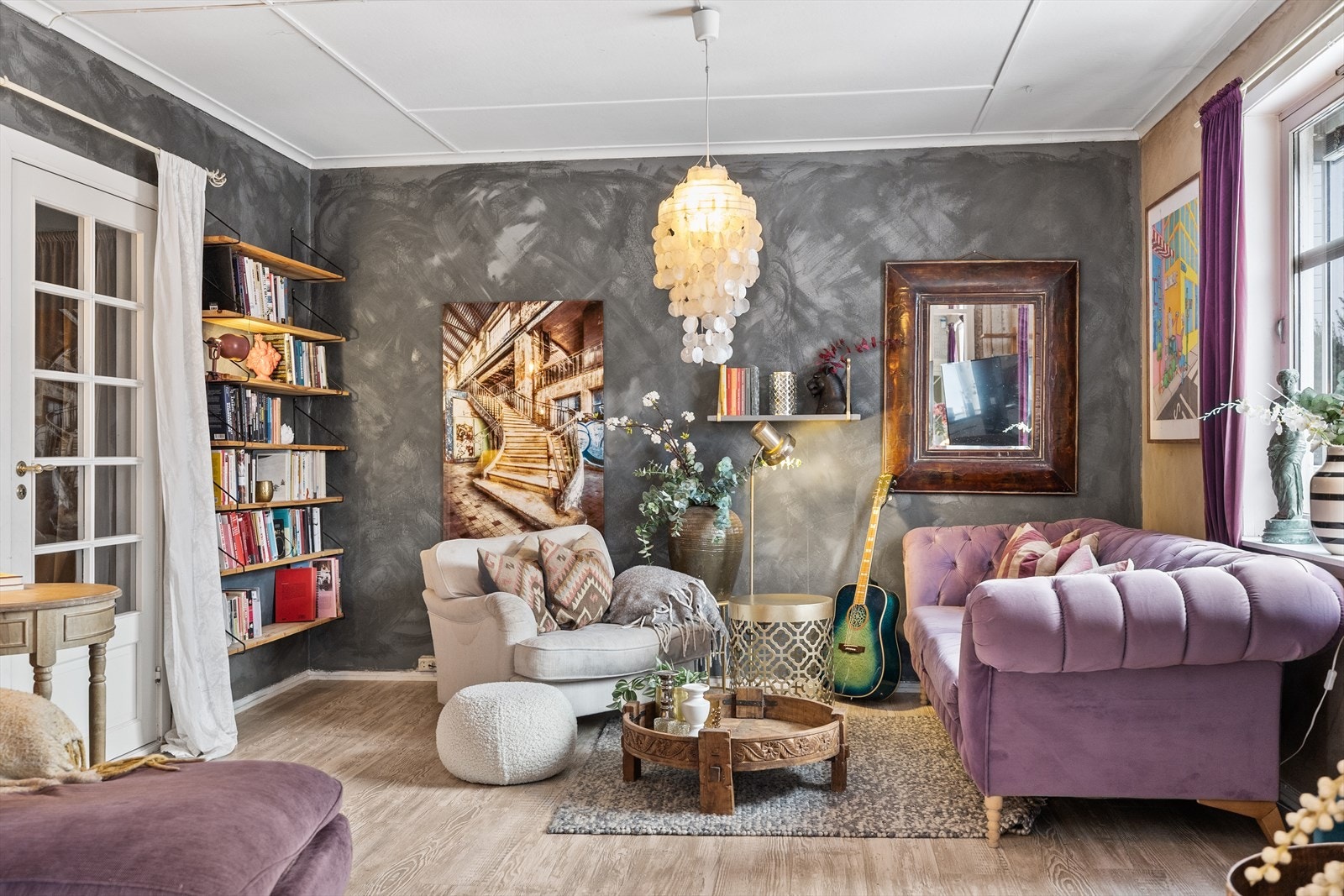 Dette er en flott plass å trekke seg tilbake etter en lang dag - enten du ønsker å synke ned i sofaen med en god bok, samle familien til filmkveld eller bare nyte rolige stunder i behagelige omgivelser. Galleribilde