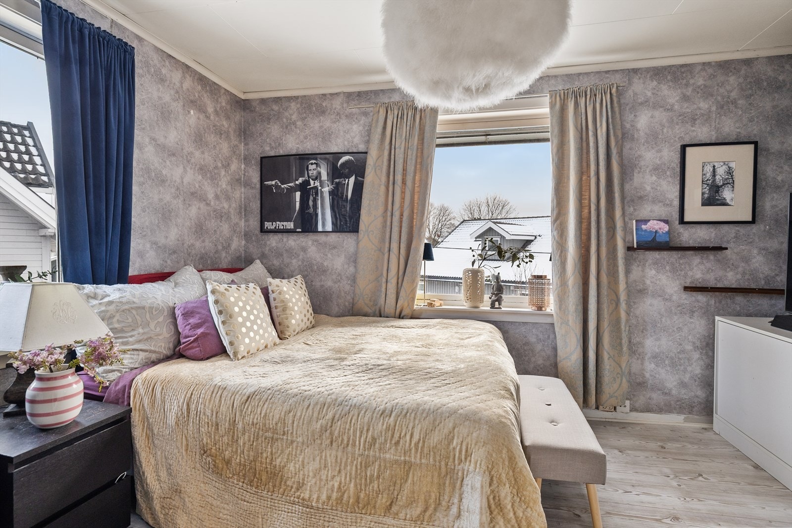 Boligen er innredet med tre soverom, hver med sitt personlige preg og egen atmosfære. Galleribilde