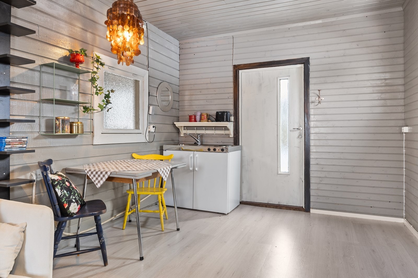 Flerbruksrommet i garasjebygget gir mange spennende muligheter og er ideell for ungdom som ønsker sin egen sone - et sted å trekke seg tilbake, samle venner eller ha en mer privat arena i hverdagen. Galleribilde