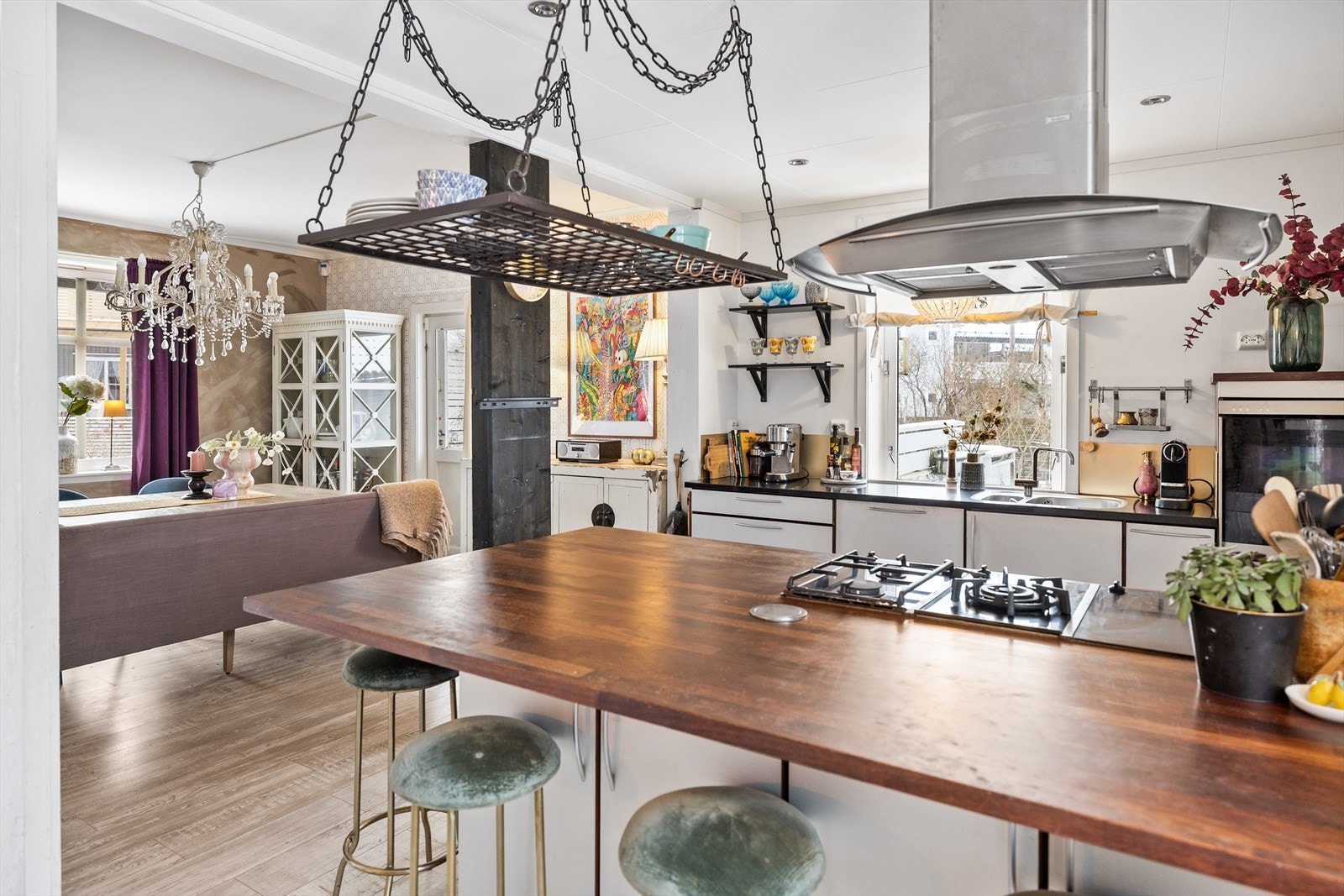 Kjøkkenet har en åpen og sosial løsning mot spisestuen, noe som skaper en naturlig og innbydende flyt mellom rommene. Her kan vertskapet være en del av samtalen mens maten tilberedes. Galleribilde