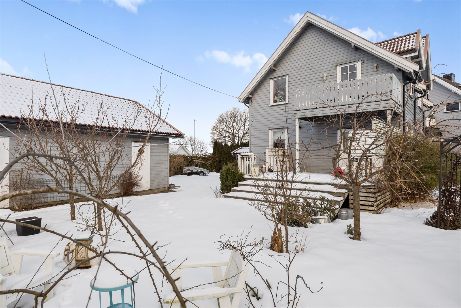 Tomten på Klavenesveien 12 er en sjelden perle - parkmessig opparbeidet, gjennomført og usedvanlig innbydende. Her er det skapt en hage som ikke bare rammer inn boligen, men som løfter hele eiendommen og gir en helt egen atmosfære. Galleribilde