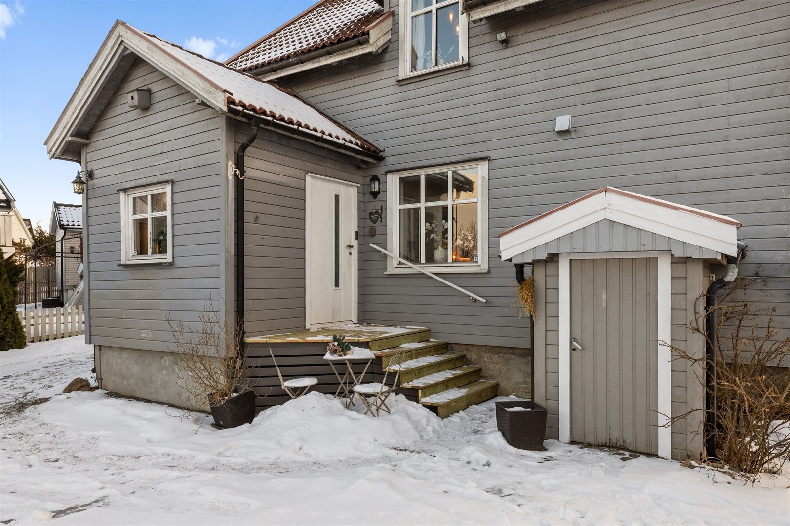 Boligen har et pent inngangsparti med ny trapp som gir et pent og oppgradert førsteinntrykk. Trappen fremstår både praktisk og stilren, og leder deg trygt og komfortabelt opp til inngangsdøren. Galleribilde