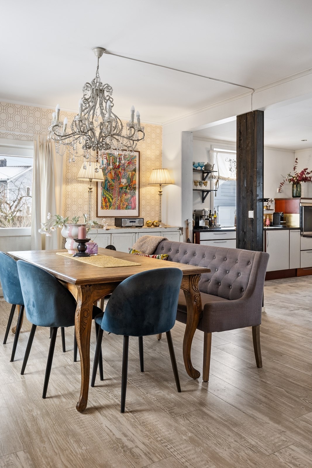 Her er det god plass til et stort spisebord med tilhørende stoler, perfekt for både hverdagsmiddager og hyggelige sammenkomster med familie og venner. Galleribilde