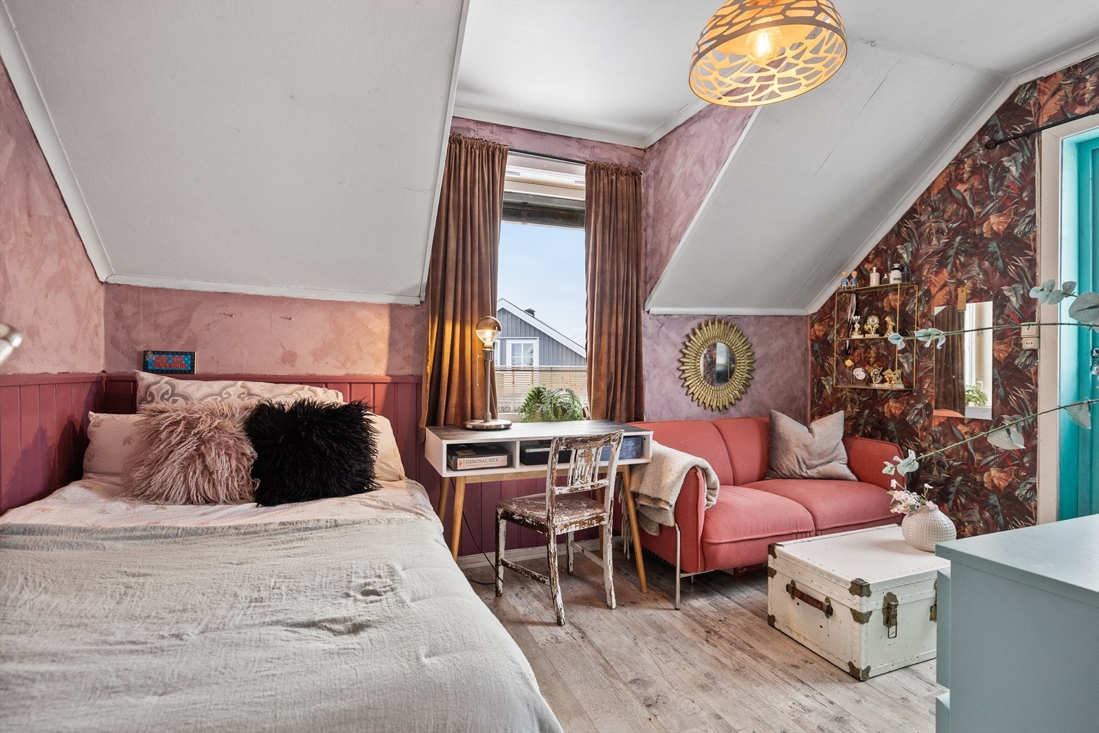 Det ene soverommet er delt inn i to soner, noe som gir en fleksibel og spennende romløsning. Her er det god plass til både seng og en egen sofagruppe eller lesehjørne - perfekt som en privat liten suite for ungdom eller foreldre. Galleribilde