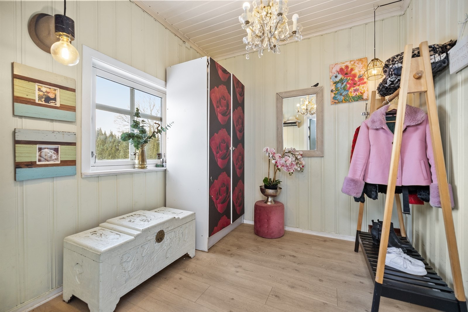 Boligen ønskes velkommen via en romslig entré med god plass til garderobeløsning. Her er det rikelig med plass til oppbevaring av yttertøy, sko og sesongutstyr, noe som gir en ryddig og praktisk hverdag. Galleribilde