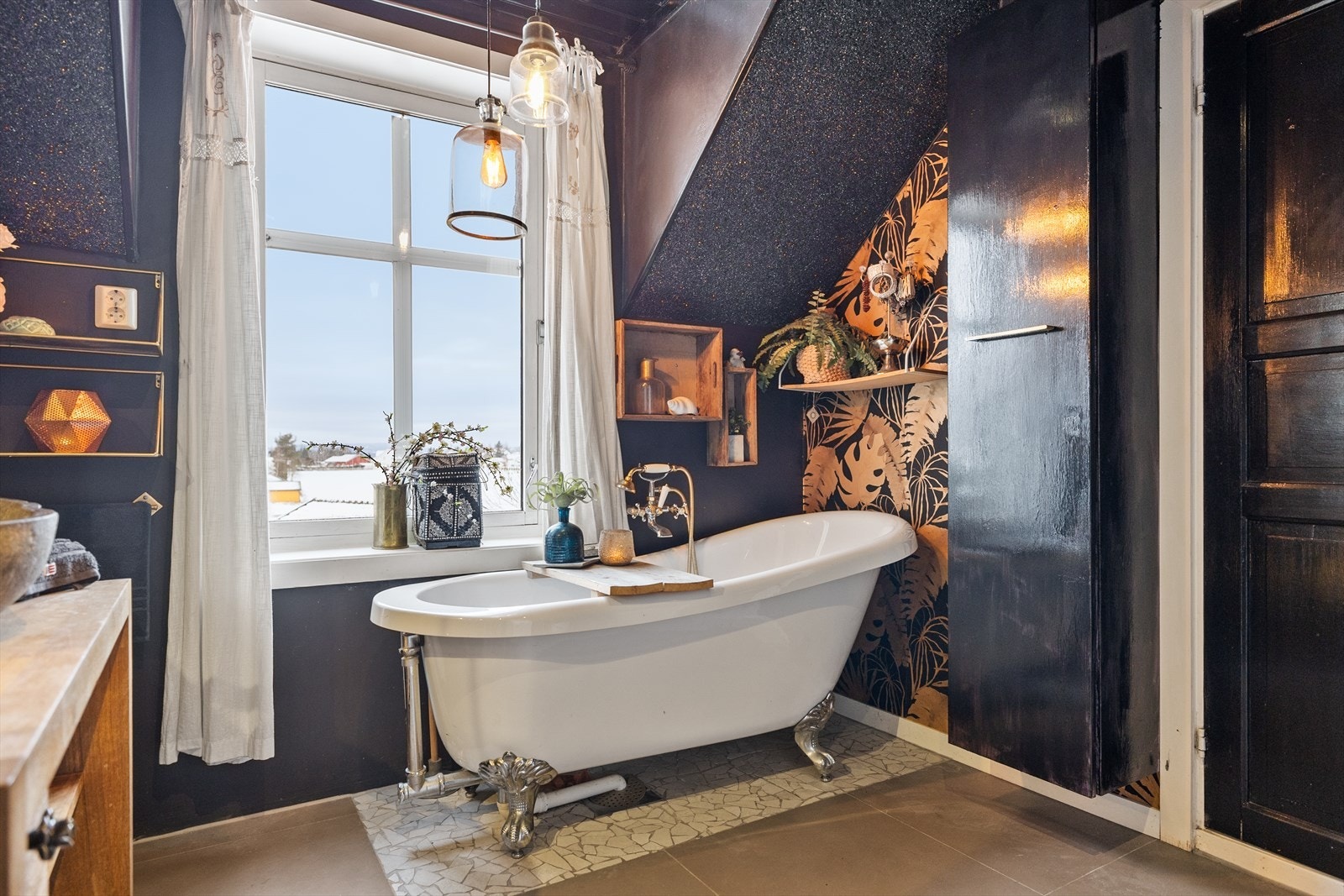 Baderommet har et nydelig badekar som innbyr til rolige og avslappende stunder. Her kan du senke skuldrene etter en lang dag og nyte et varmt bad i komfortable omgivelser. Badekaret tilfører både funksjon og en liten følelse av hverdagsluksus til rommet. Galleribilde