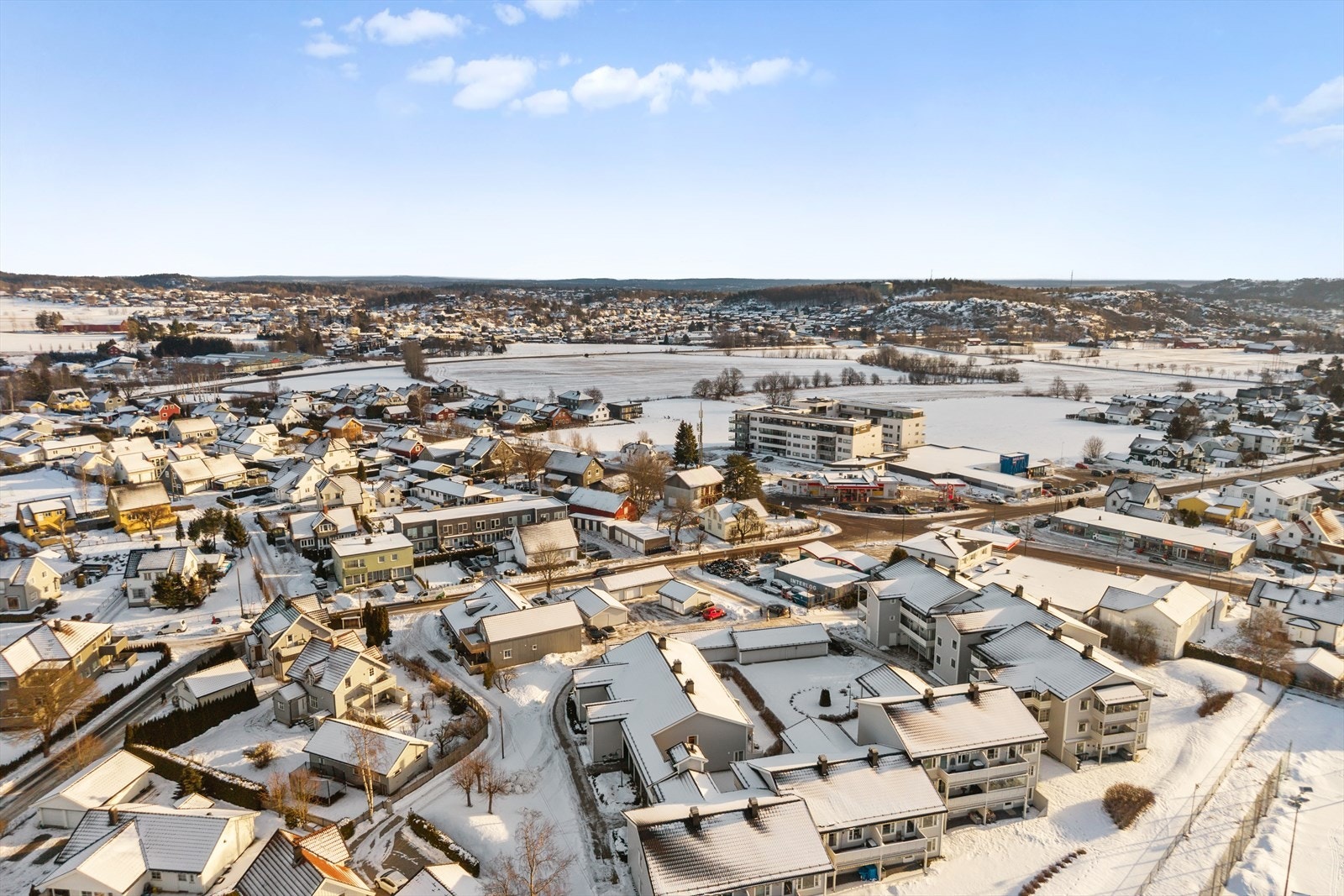 Hverdagslogistikken blir enkel når både skoler, barnehager, dagligvarebutikker, treningssenter og servicetilbud ligger i gangavstand. Galleribilde