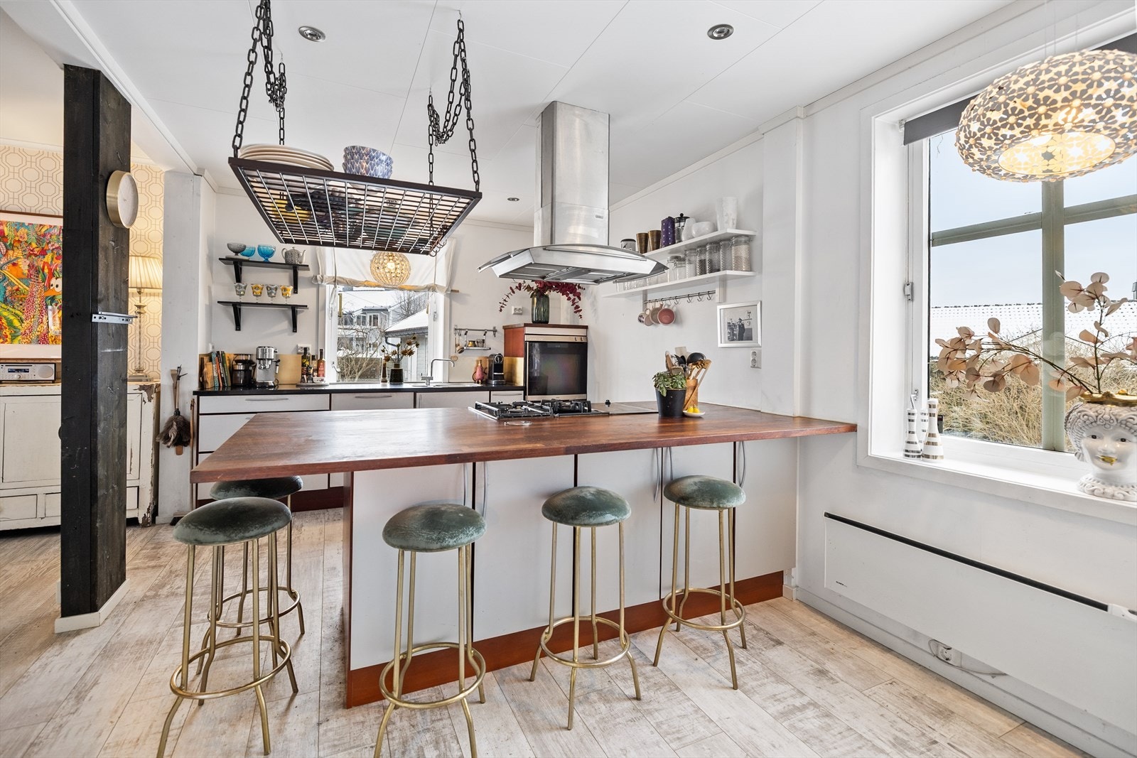 Her er det plass til både matlaging og sosialt samvær. Den store kjøkkenøya fungerer som et naturlig samlingspunkt i rommet, med god plass til flere barstoler. Dette skaper en uformell og hyggelig sone hvor familie og gjester kan samles. Galleribilde