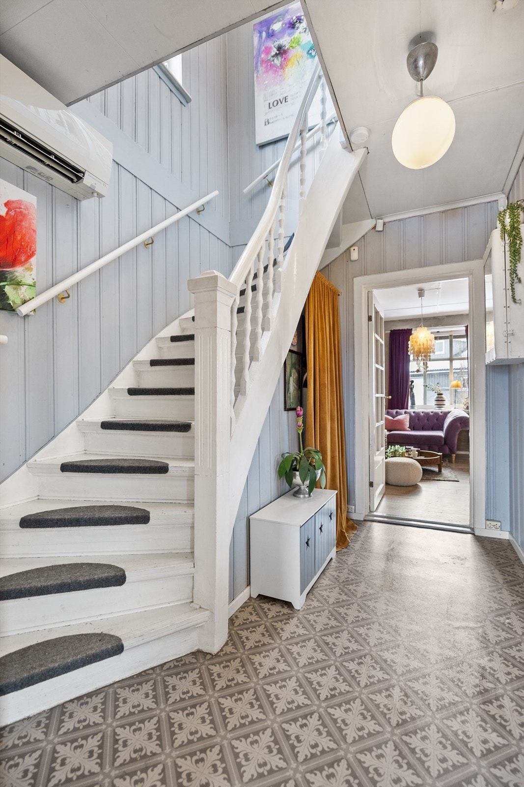 Fra entréen leder en trapp opp til boligens 2. etasje. Trappen binder etasjene naturlig sammen og gir enkel adkomst til den mer private delen av boligen, hvor soverom og bad er samlet. Galleribilde