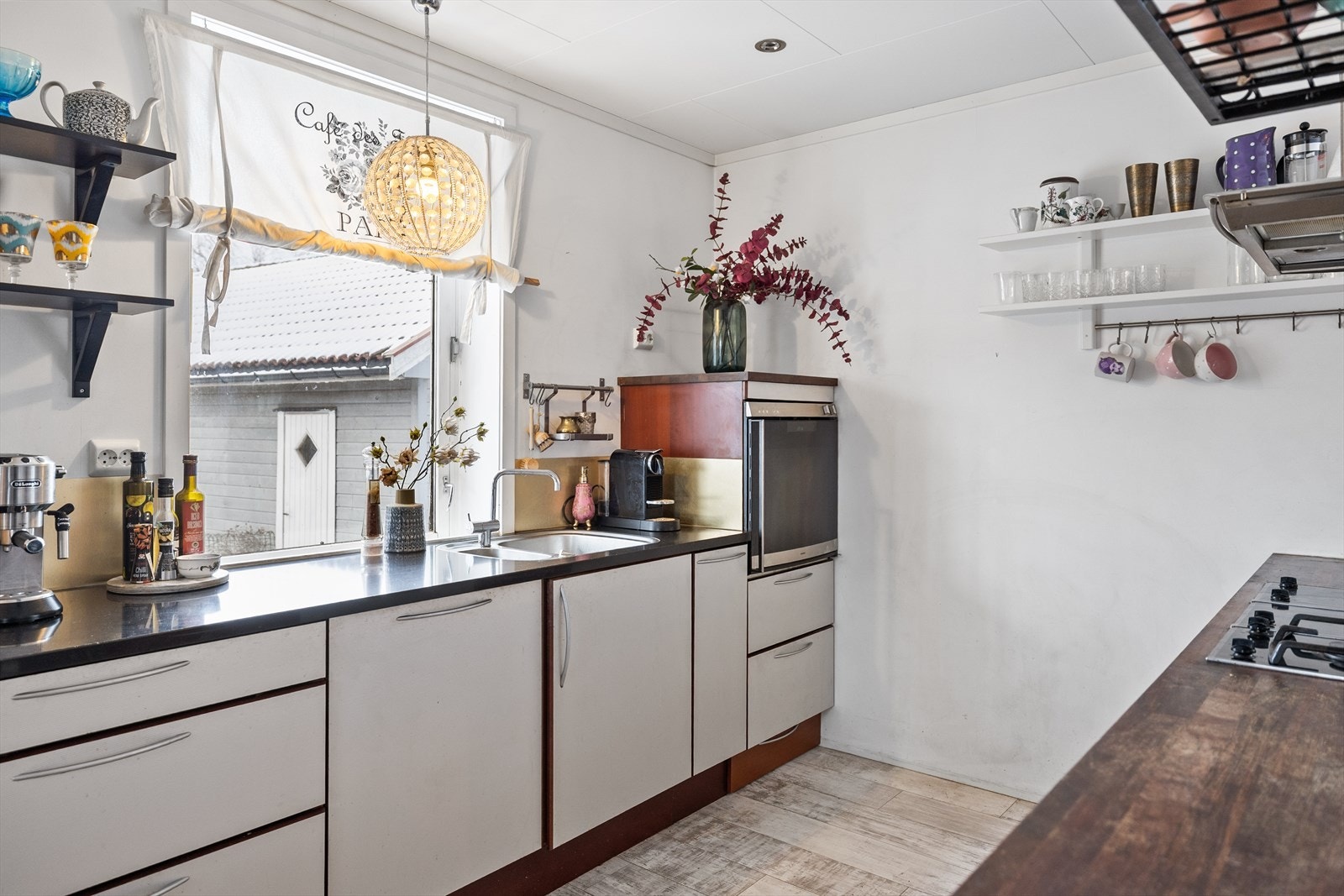 Kjøkkenet er romslig og funksjonelt med rikelig av både skap- og benkeplass, noe som gir gode arbeidsforhold og effektiv oppbevaring. Galleribilde