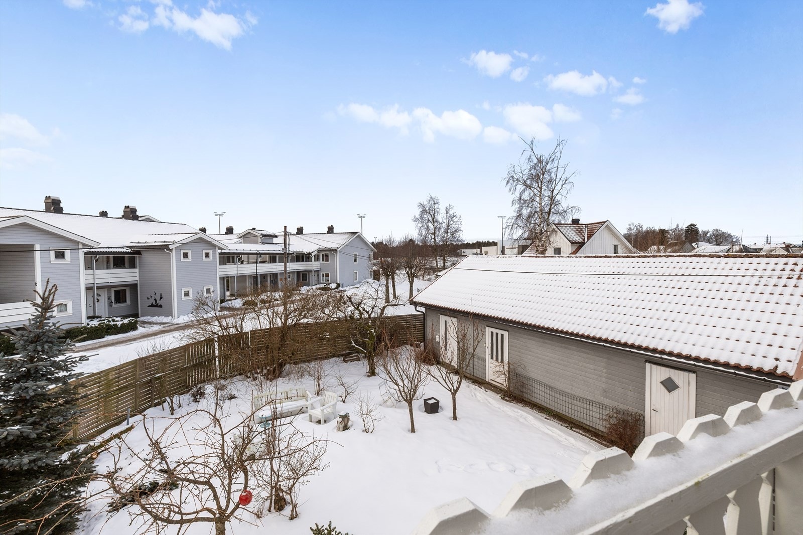 Dette er et perfekt sted for morgenkaffen, en stille stund med en bok eller rolige ettermiddager i solen - en privat og luftig forlengelse av soverommet. Galleribilde