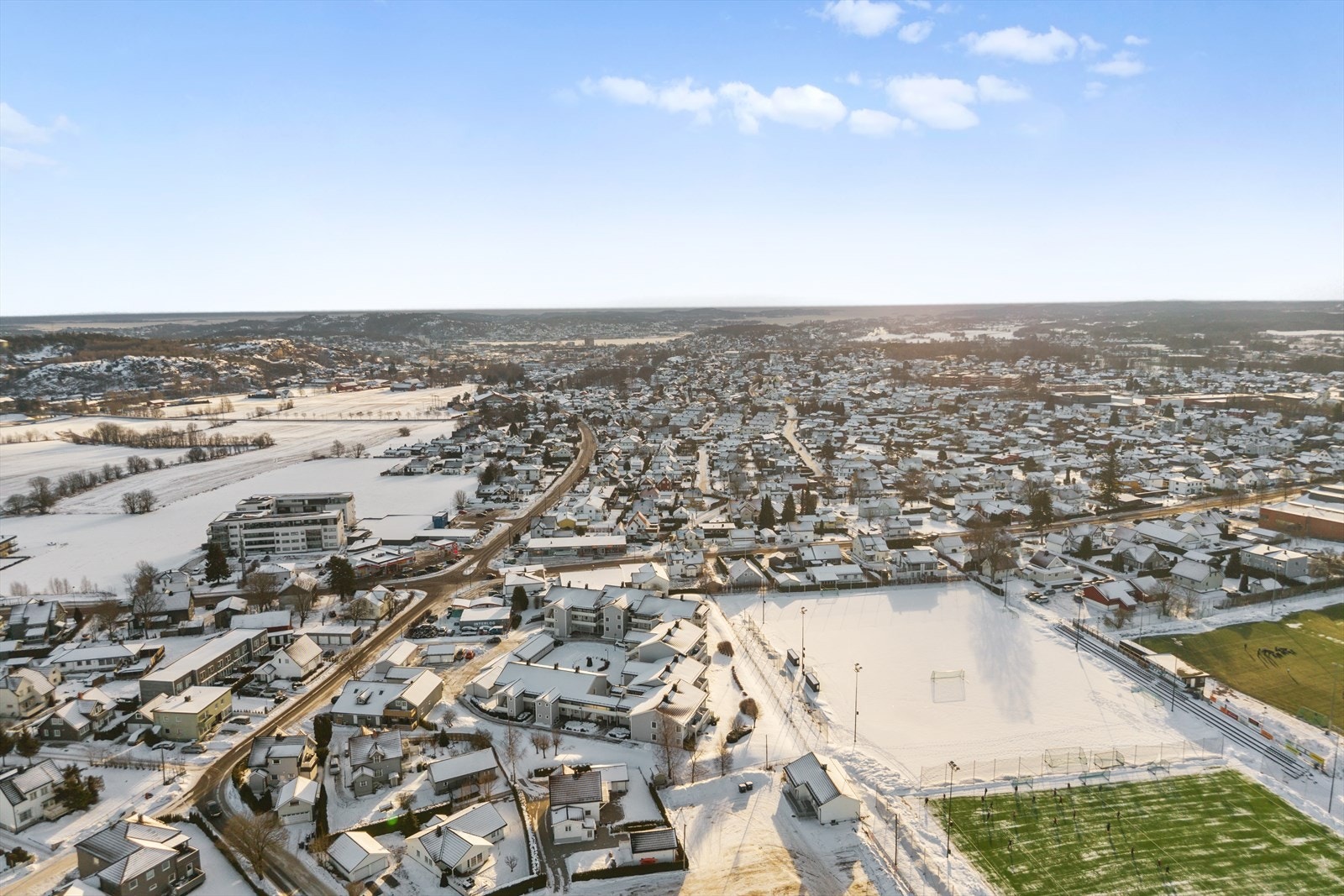 Med ca. 2 km til Sandefjord sentrum har du rask tilgang til et bredt utvalg av butikker, restauranter, kulturtilbud og servicetjenester. Her bor du med andre ord sentralt - uten å gi avkall på ro og trygghet. Galleribilde