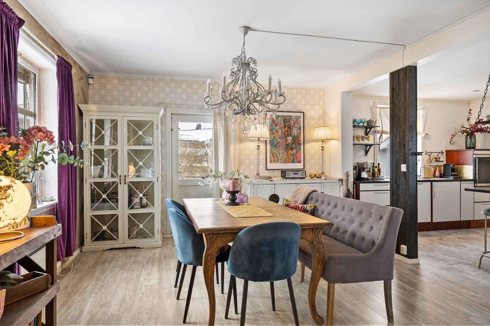 Spisestuen har en sentral og naturlig plassering mellom kjøkkenet og stuen, noe som skaper en fin flyt mellom rommene og legger til rette for sosialt samvær. Galleribilde