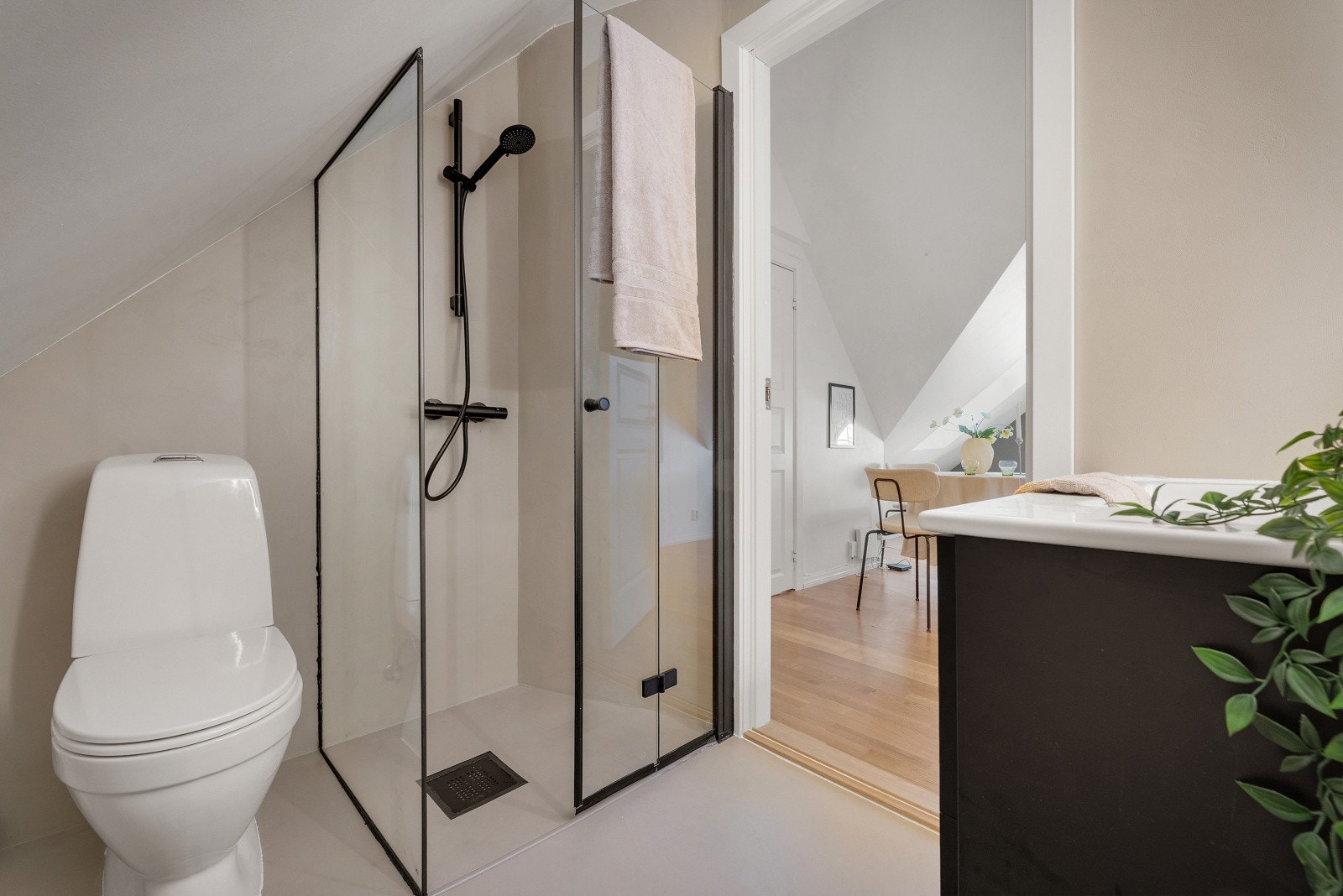 Godt utnyttet bad med varmekabler på gulv Galleribilde