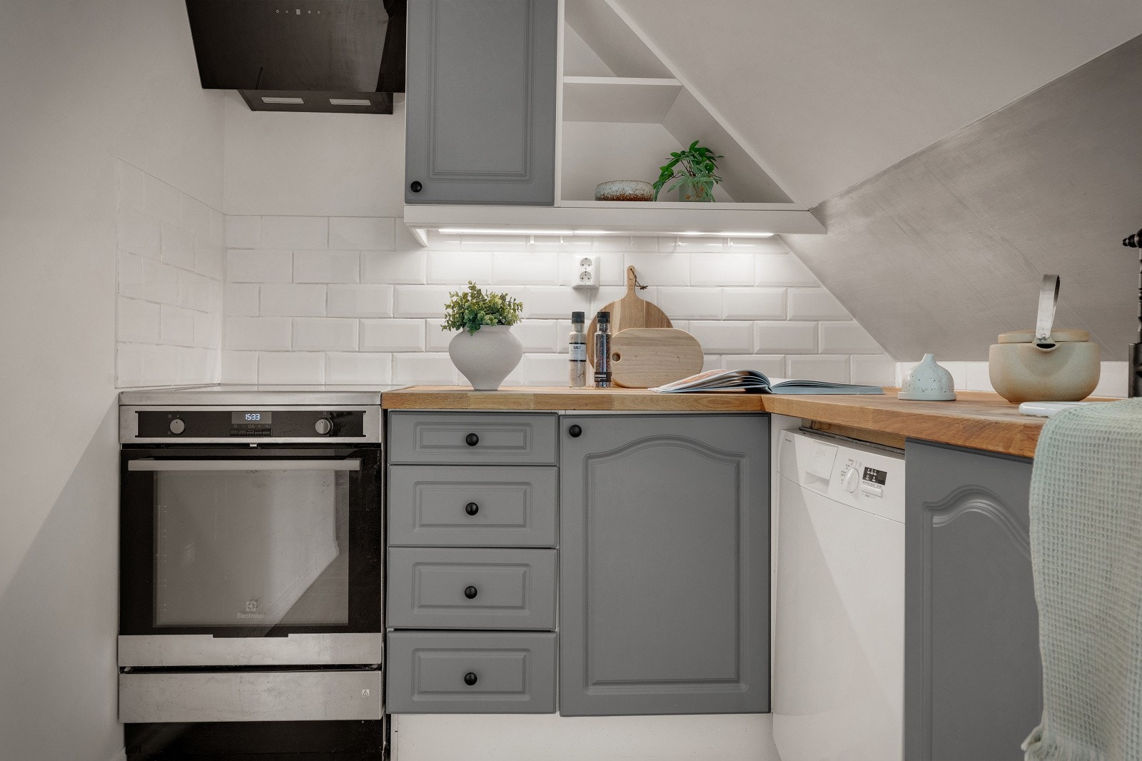 Ut fra kjøkkenet er det gang til rømningsvei hvor det også er nydelig utsikt Galleribilde