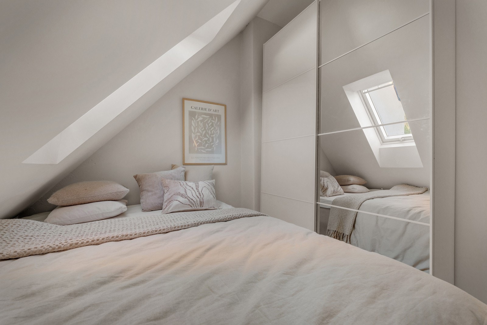 Soverommet har malte overflater fra i år og det erplass til skyvedørsgarderobe og eventuellt en kommode Galleribilde