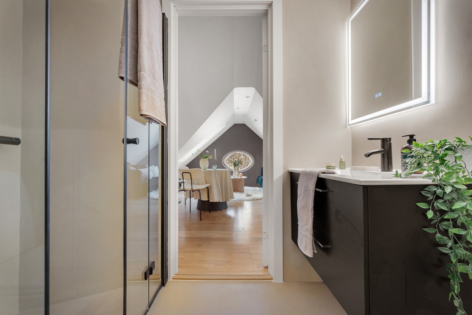 Badet fikk ny mikrosement, servant, toalett og oppgradert dusj i 2025. Galleribilde