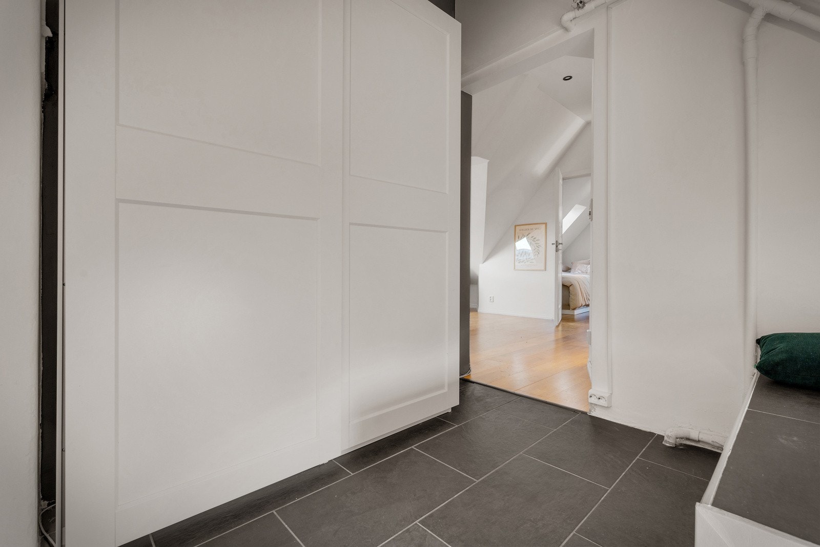 Godt med lagringsplass i store skap. Her er det også trapp opp innvendig i leiligheten, med avsats for lagring Galleribilde