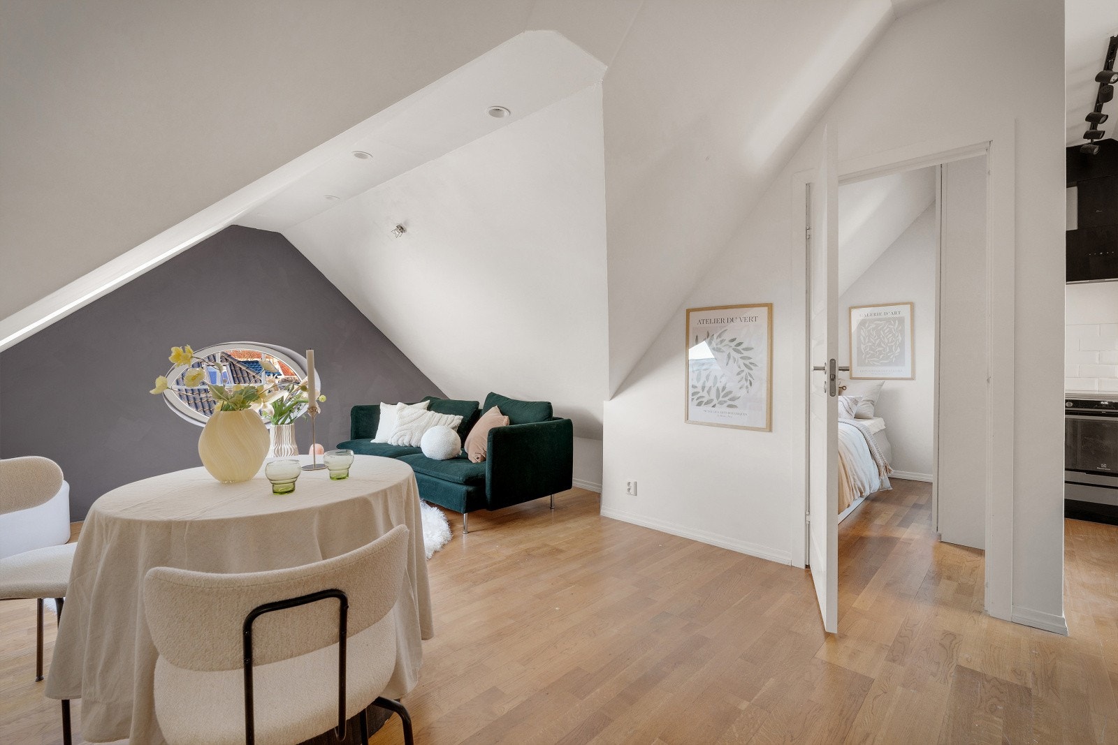 Selger informerer om en gulvflate på over 50kvm i leiligheten Galleribilde