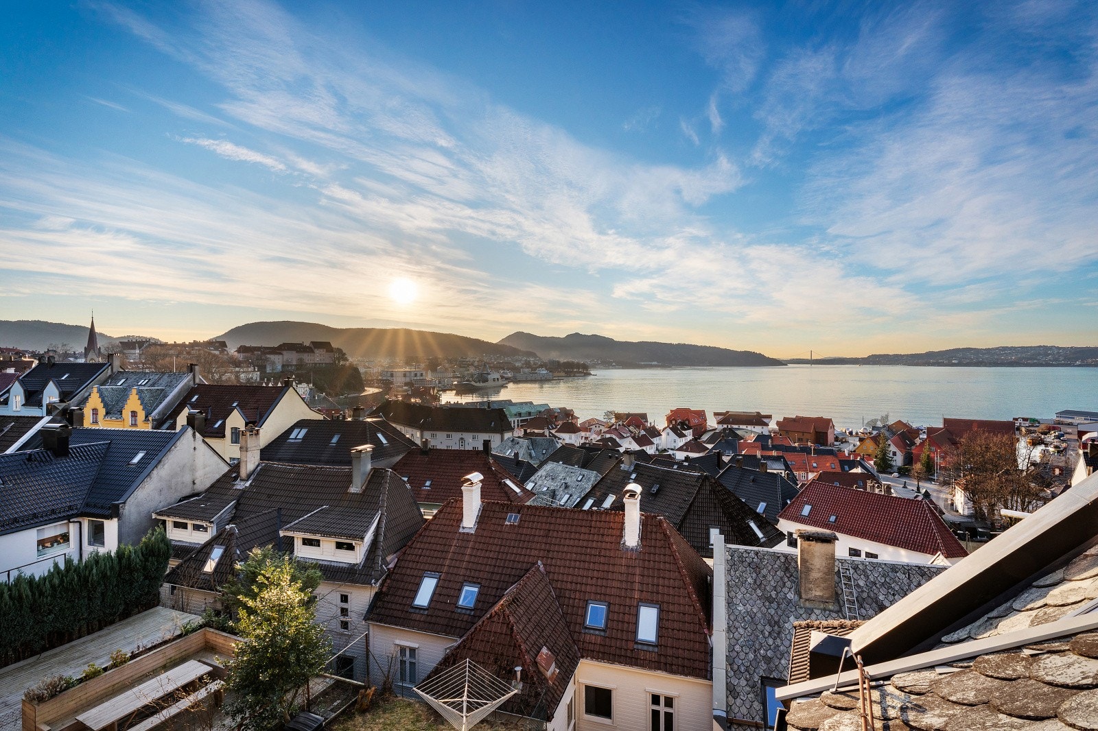 Man ligger en kort spasertur unna bykjernen og har flott utsikt fra loftsvinduet Galleribilde
