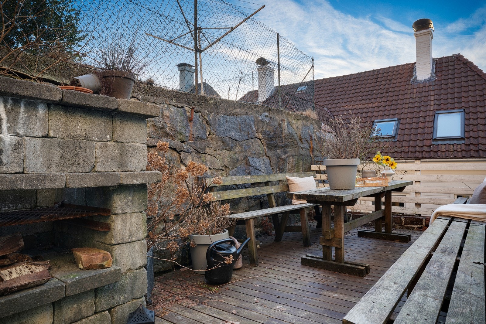 Felles terrasse for sameiet! Her er det steinovn for pizza også. Godt med bodplass rett ved siden av. Galleribilde