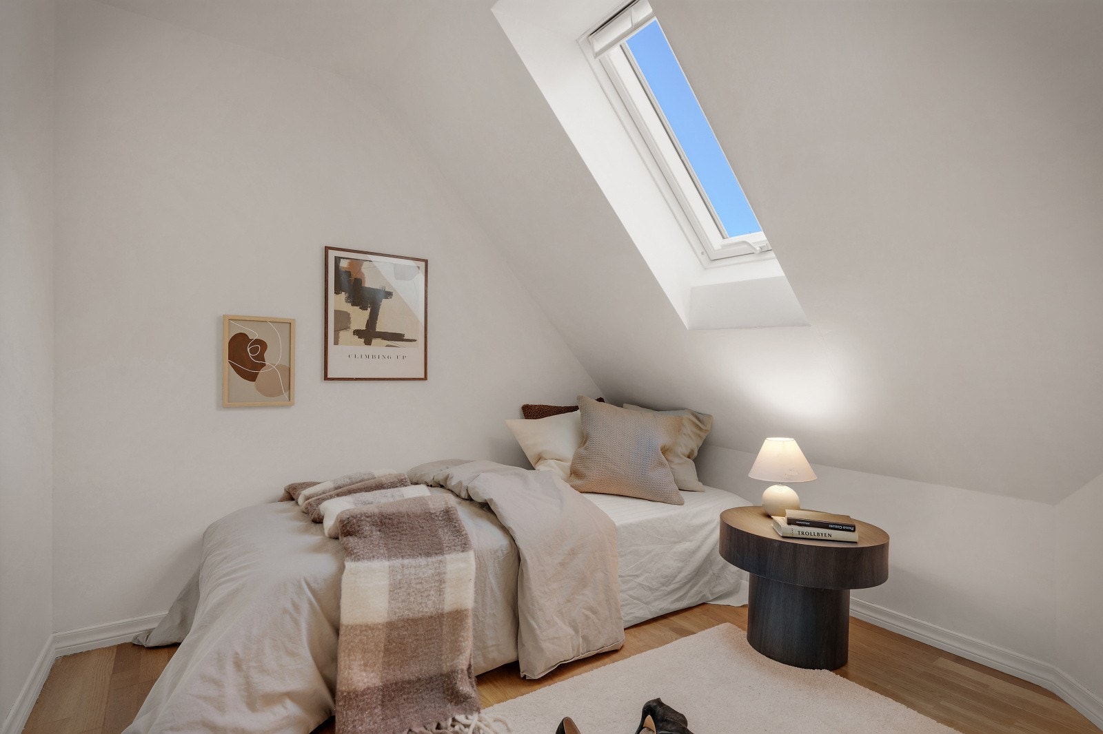 Innvendig bod benyttes som kontor/soverom - ikke godkjent soverom Galleribilde