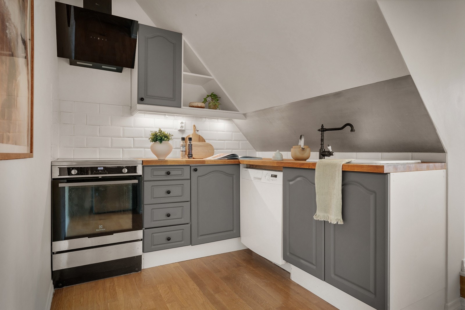 Kjøkkenets fronter ble malt i 2026. Her er det plass til alt man trenger Galleribilde