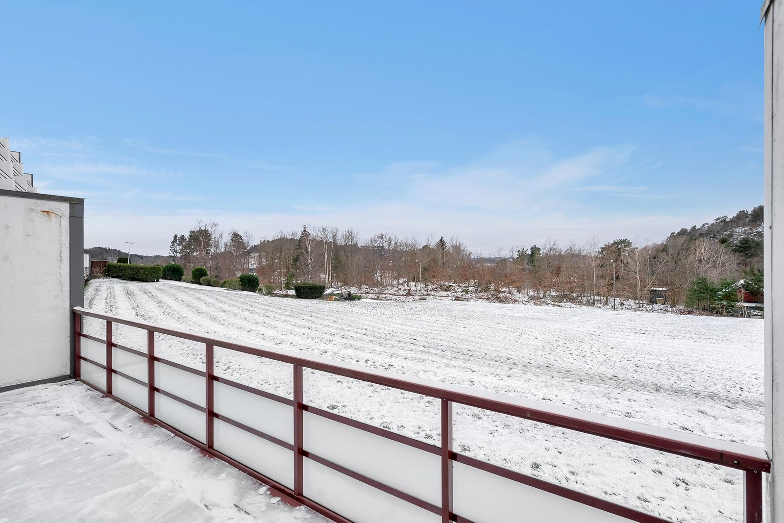 Fra denne balkongen på hele 32 kvm(!) er det gode solforhold og pent utsyn Galleribilde