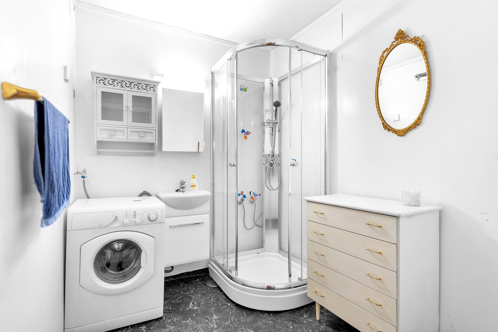 Bad med dusjkabinett og opplegg til vaskemaskin Galleribilde