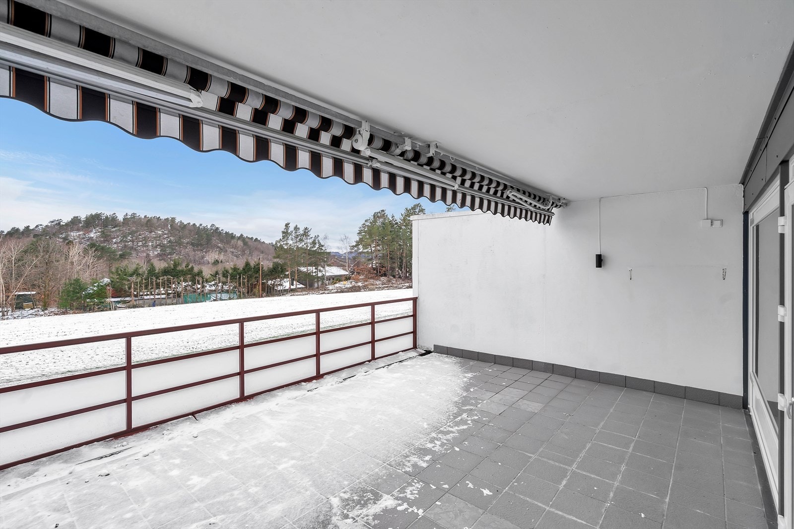 Markise som skjermer godt for solen om sommeren | Store deler av balkongen er overbygd så man også kan sitte ute i regnvær Galleribilde