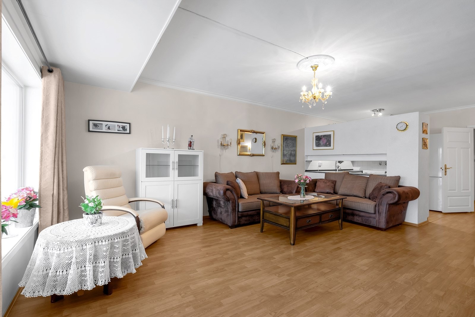 Leiligheten har en lys stue med god plass til innredning etter eget ønske Galleribilde