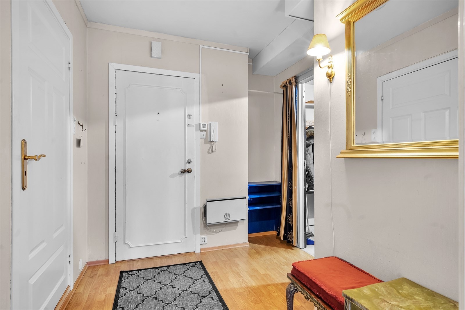 Entré med plass til oppbevaring av yttertøy og sko Galleribilde