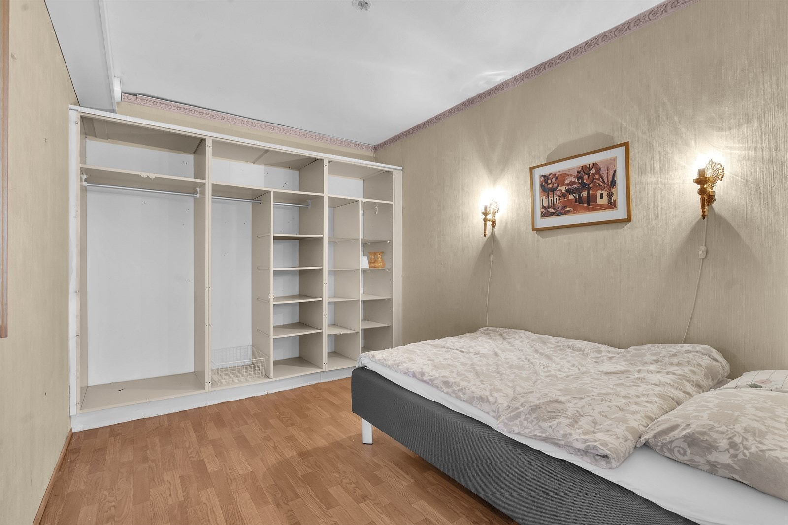 Alkove/soverom med god garderobeplass Galleribilde