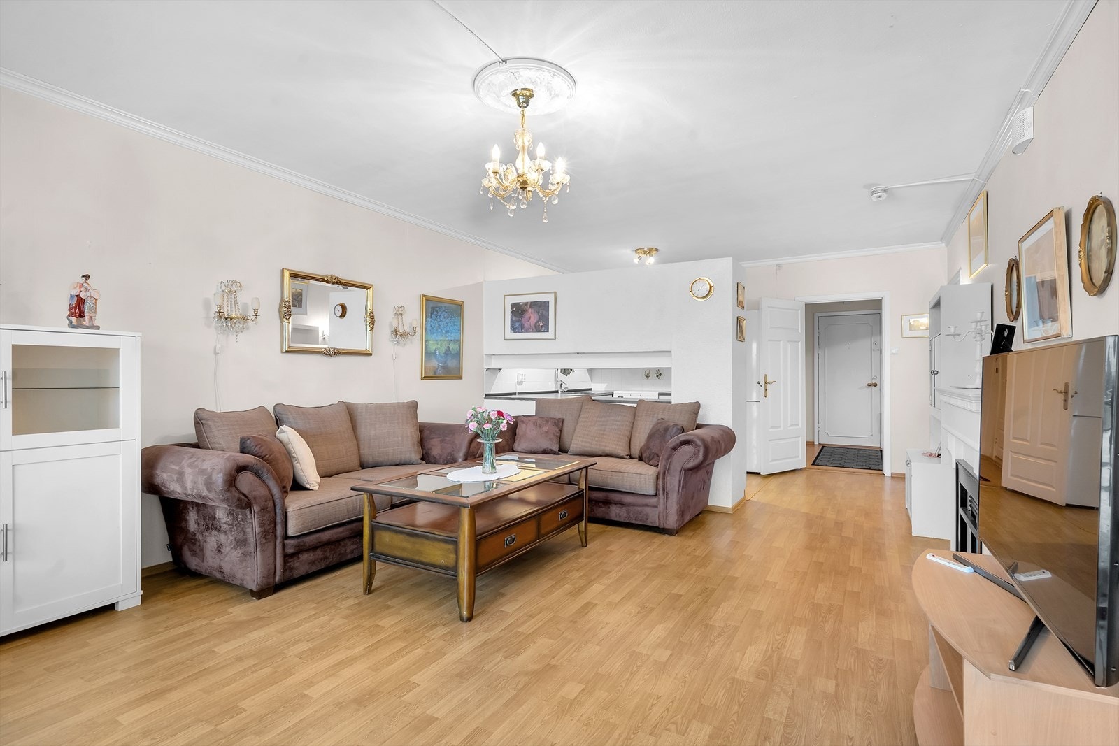 Stuen har også en delvis åpen løsning mot kjøkken Galleribilde