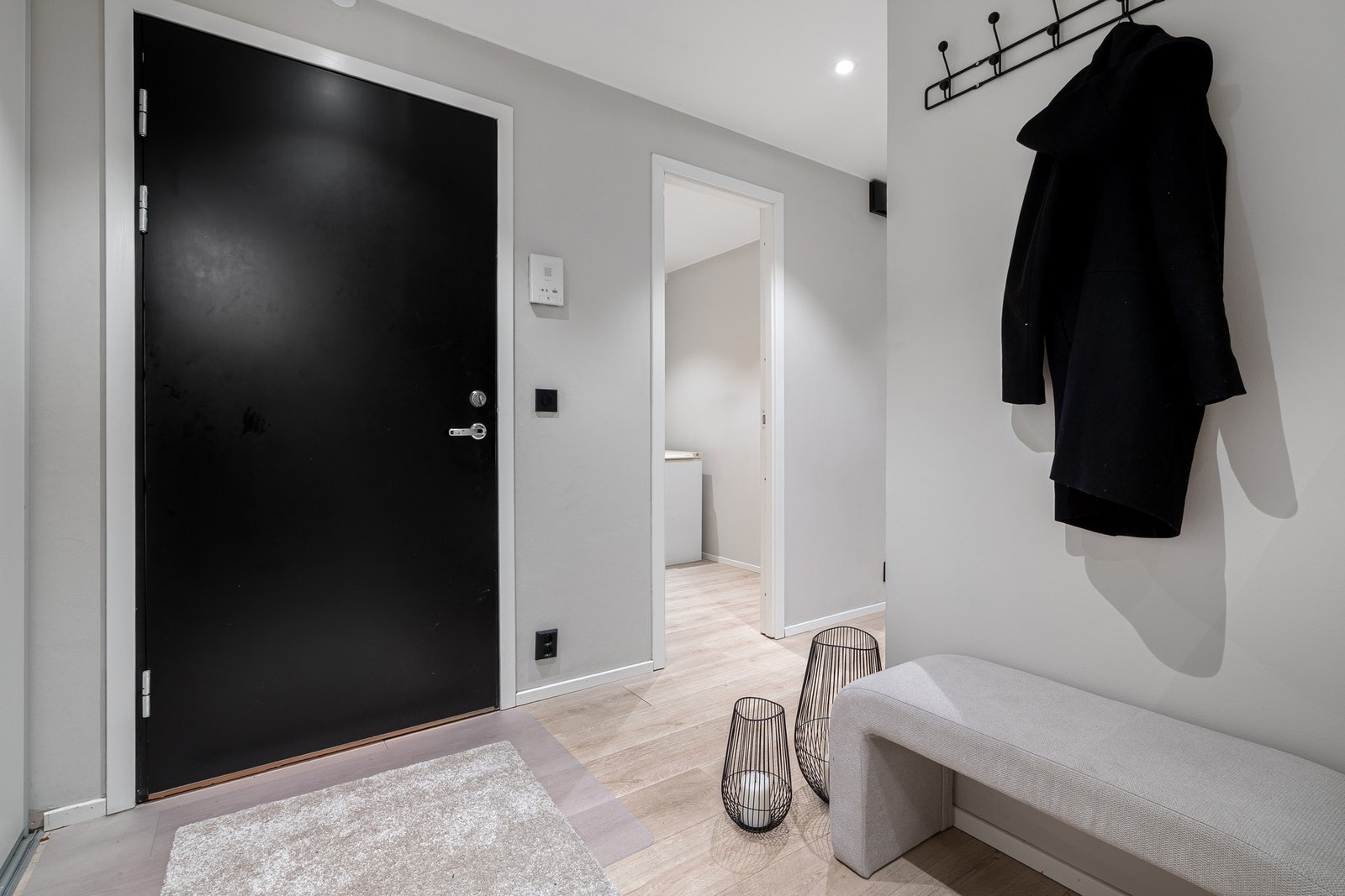 Entré med gode oppbevaringsmuligheter, og dør-calling. Galleribilde