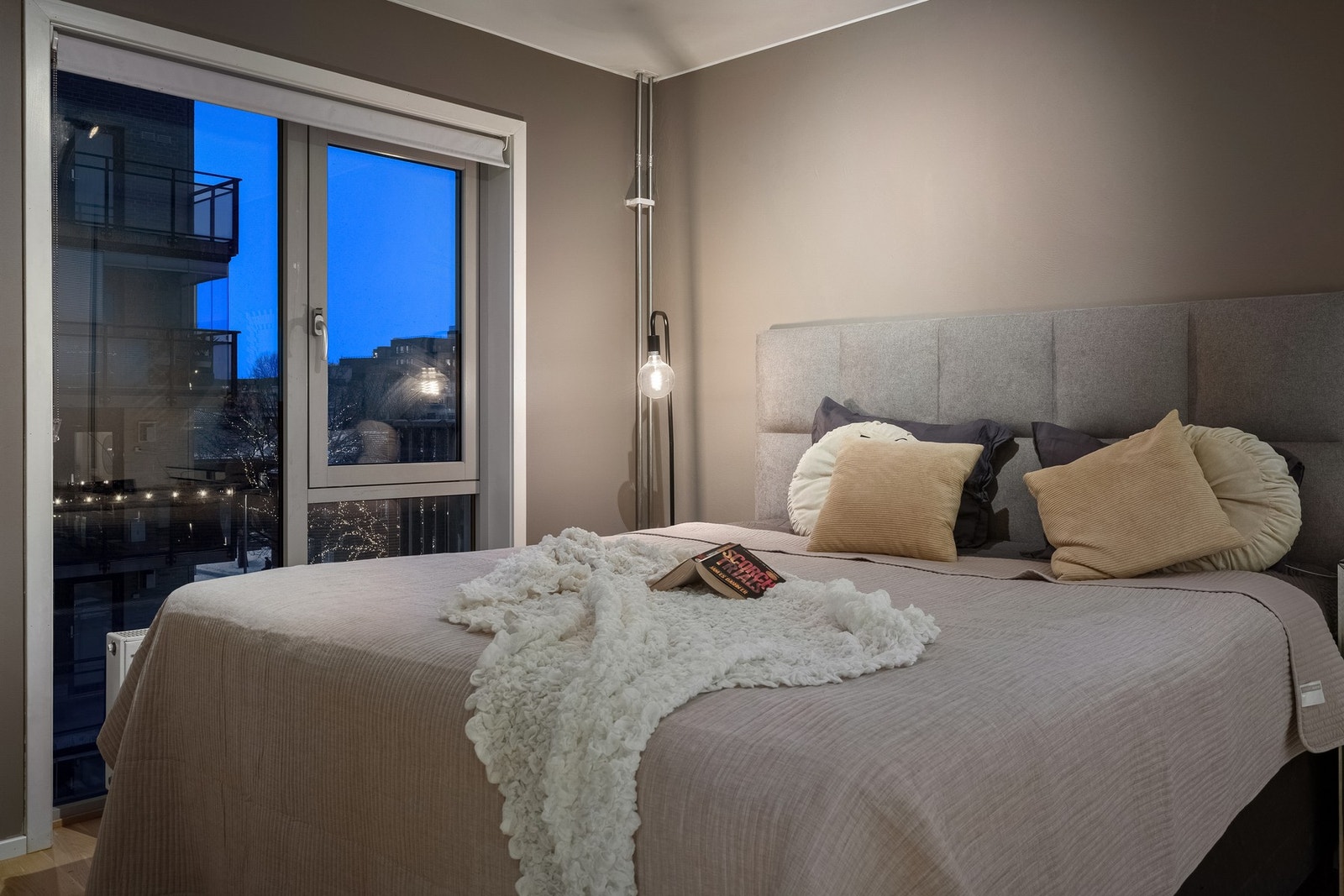 Soverommet har plass til en stor dobbeltseng... Galleribilde